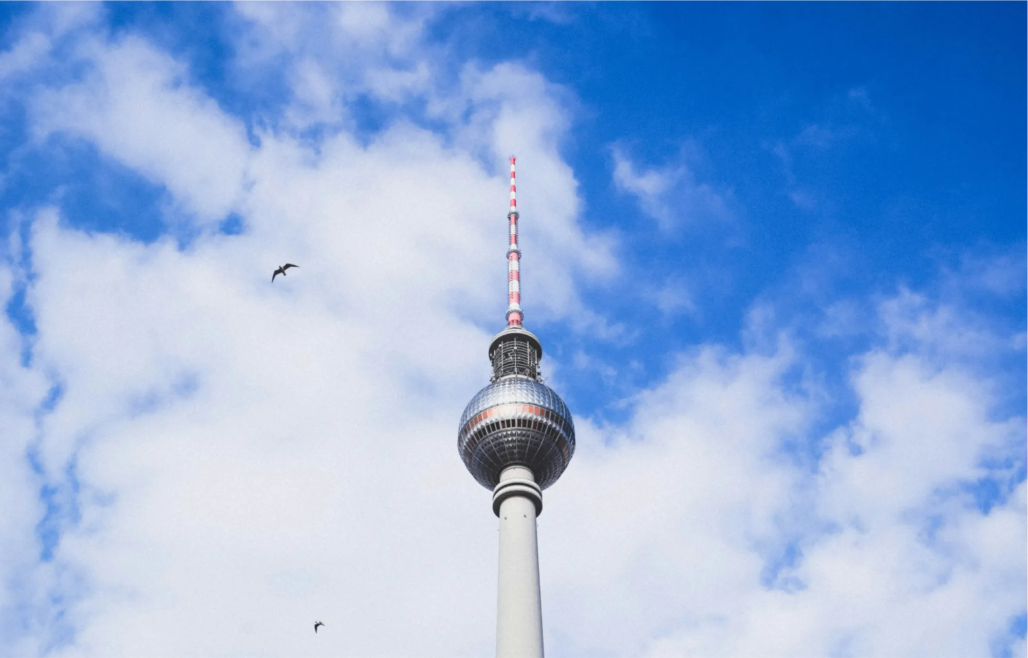 Blauer Himmel am Berliner Alexanderplatz